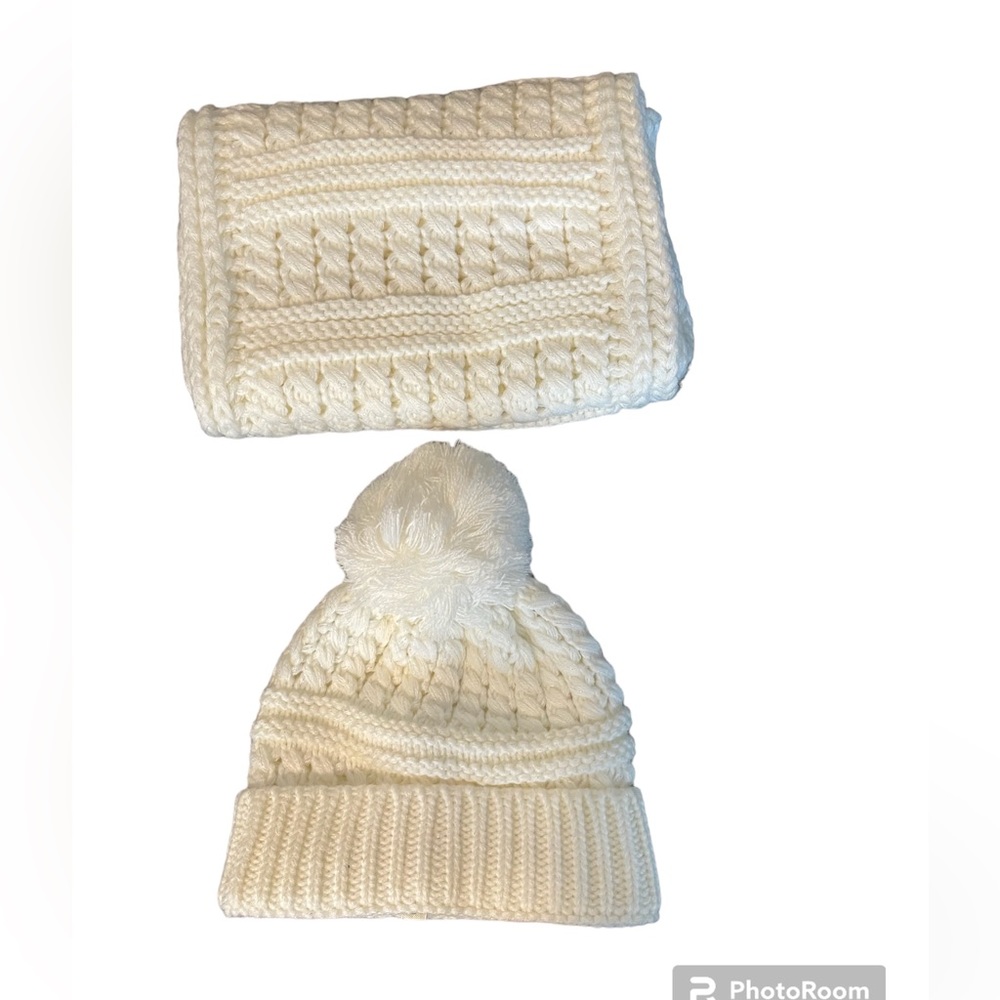 Brand New Without Tags Max Studio Hat and Scarf Set